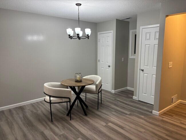 Foto del edificio - 9431 Ranchview Ln N