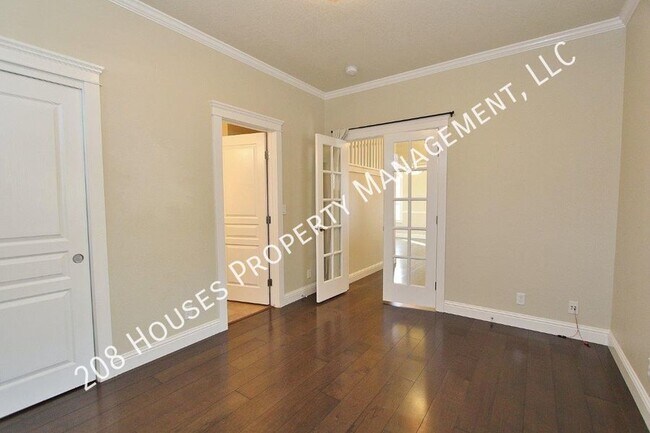 Building Photo - Stylish North End Home