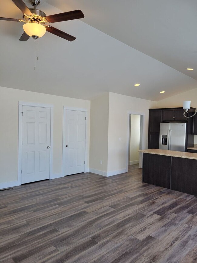 Building Photo - 4-bedroom 2 bath home in Belgrade with dou...