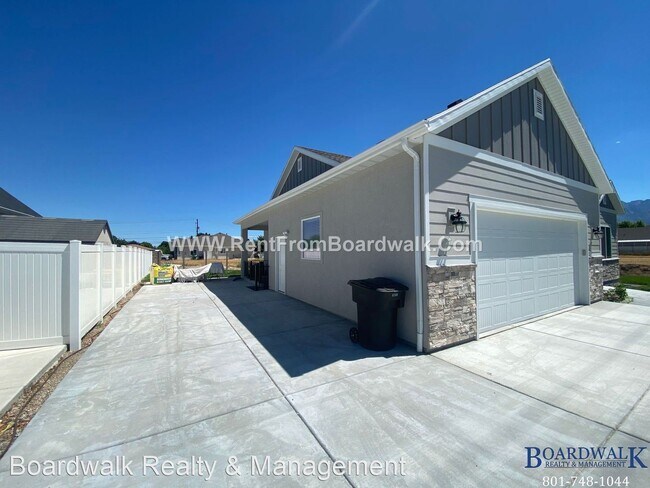 Building Photo - 766 Anderson Ave S