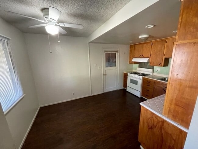 Building Photo - Home on large lot in Old Roseville