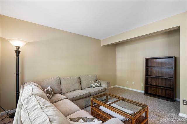 Building Photo - 9716 Blossom Hill Dr
