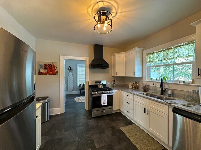 Foto del edificio - Fully Furnished 3 Bed 2 Bath Home