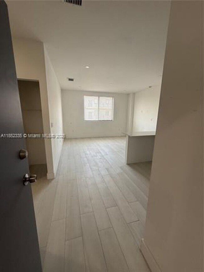 Foto del edificio - 1091 E 17th St