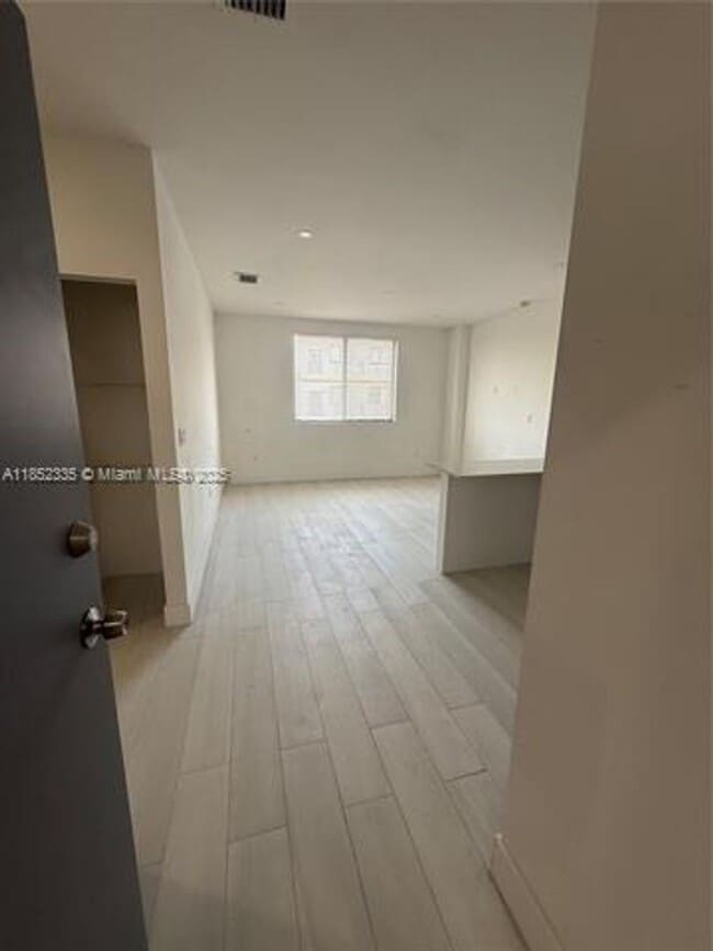 Building Photo - 1091 E 17th St