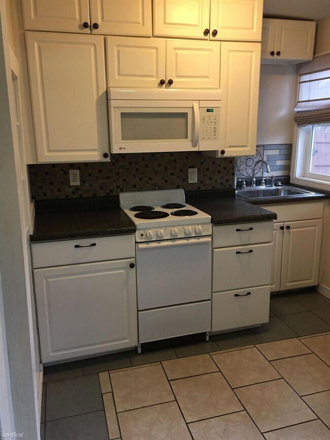 Building Photo - 2 br, 1 bath House - 305 3rd St NE