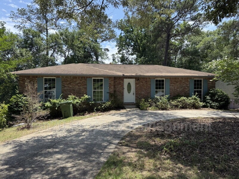 Foto principal - 6823 Live Oaks Dr