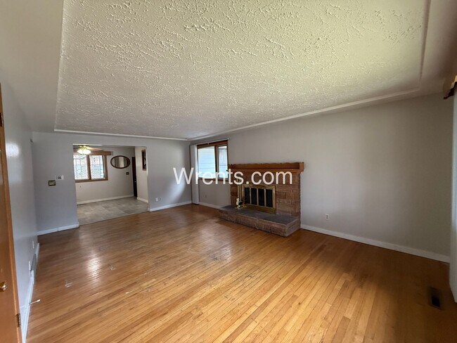 Building Photo - Now Available: Spacious 4-Bed, 2-Bath Home in Town & Country