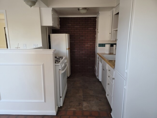 Building Photo - 641 Shalimar Dr