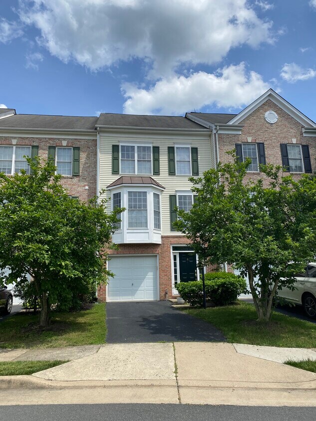 8935 Benchmark Ln, Bristow, VA 20136 Townhome Rentals in Bristow VA