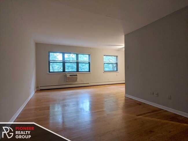 Building Photo - 502 W Briar Pl