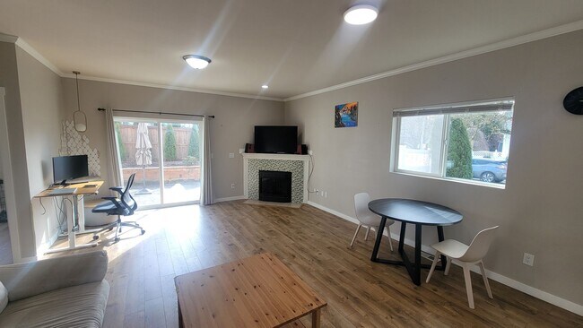 Building Photo - Charming 2-Bedroom Rambler in Prime Bothel...