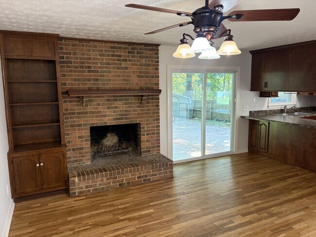 Foto del edificio - 409 Cloverleaf Dr