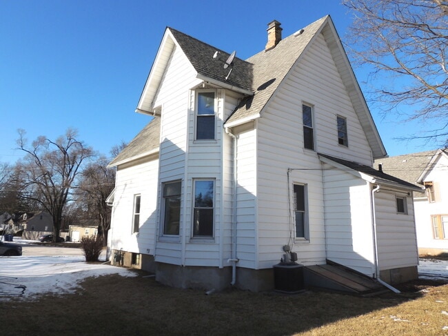 Building Photo - 638 Leonard Ave