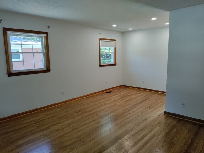 Building Photo - 7914 Greenway Dr