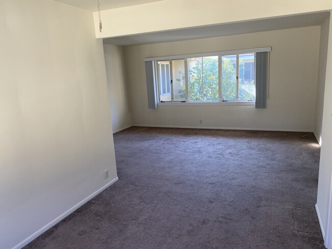 Living Room - 102 1/2 W Mountain St