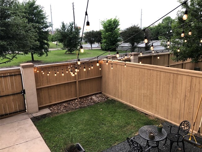 Building Photo - 115 E 2nd St