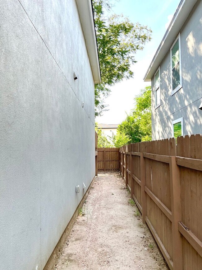 Photo - 1611 N Navidad St Apartment