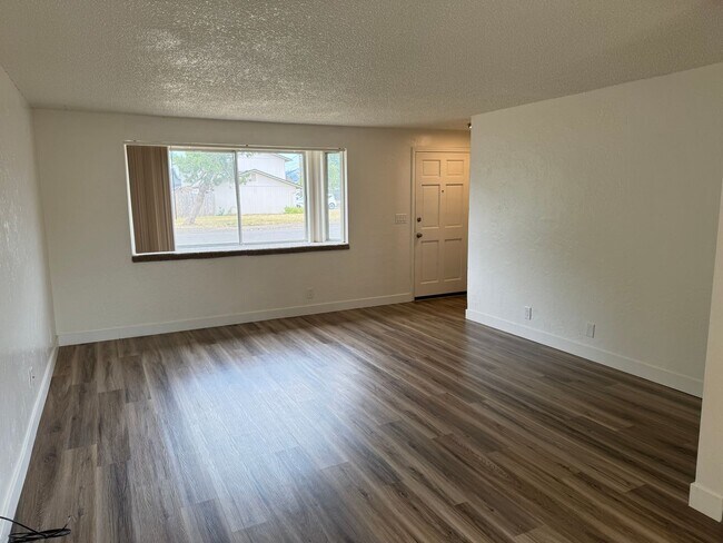 Foto del edificio - Updated 2 bedroom 1 1/2 bath duplex in Springfield!