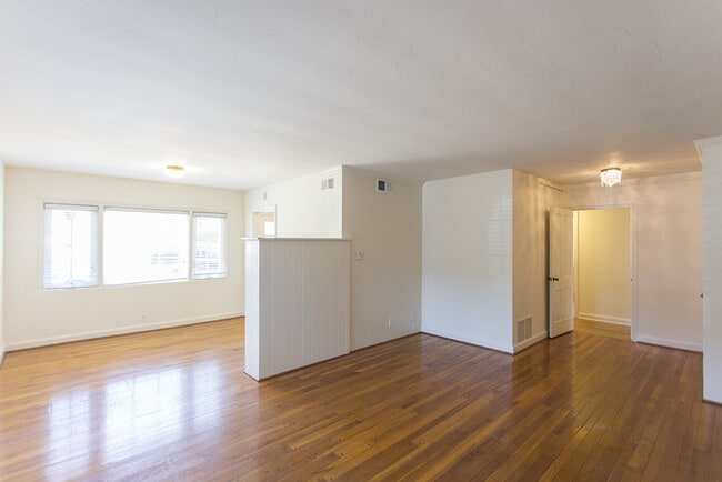 Building Photo - Downstairs 2BD/1BA in La Jolla Shores with...