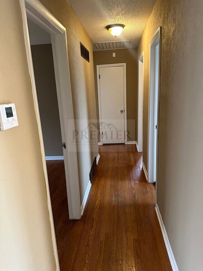 Building Photo - 3 bd/2 ba - Rent $1350 7716 Crisp Ave, Ray...