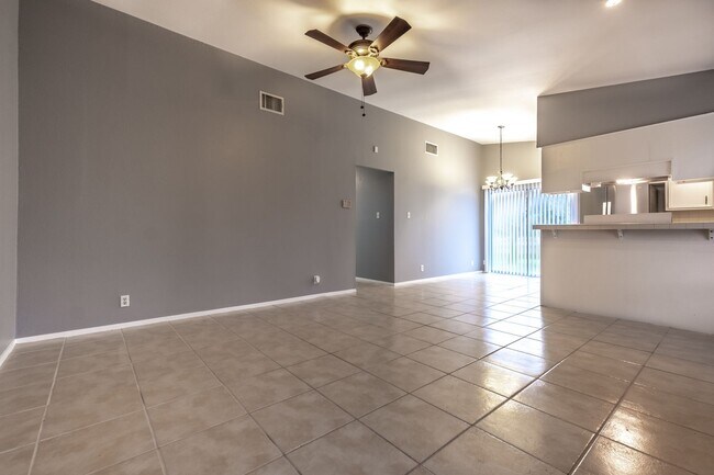 Foto del edificio - Charming 3-Bedroom Home with Private Yard ...