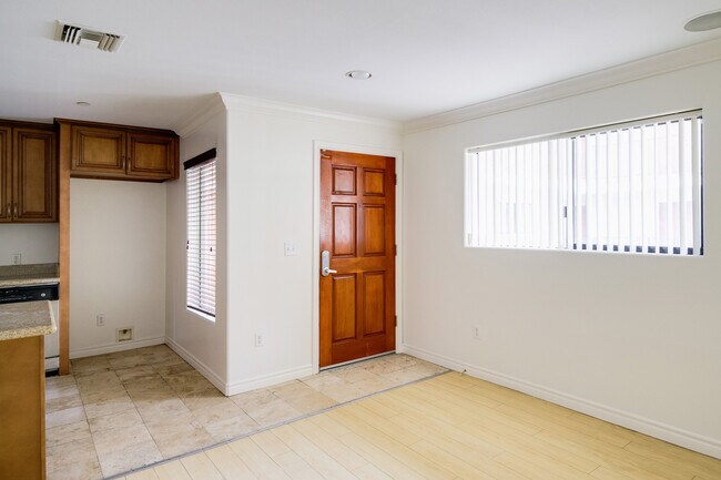 Building Photo - 5264 Satsuma Ave