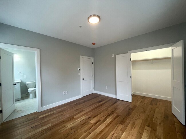 Foto del edificio - Amazing Brookline 4 bed 3.5 baths…. FEE PAID BY LANDLORD