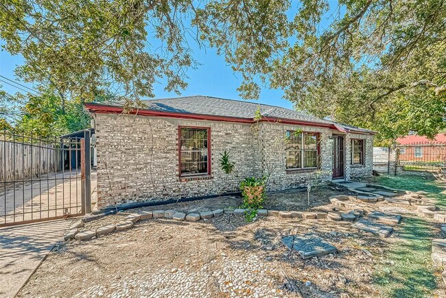 Building Photo - 8414 Flintridge Dr