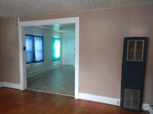 Building Photo - 906 W Montana St