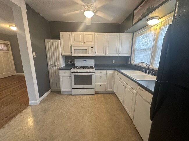 Foto del edificio - Charming 2 bedroom, 1 bath on a corner lot with large fenced backyard.