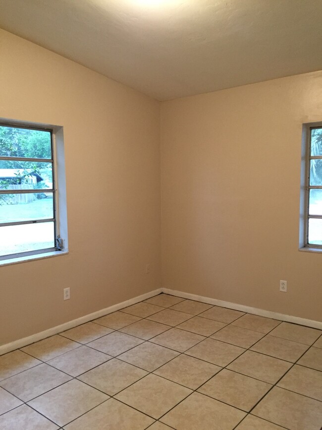 Building Photo - 2 Bed 1 Bath Home Pet Friendly Section 8 &...