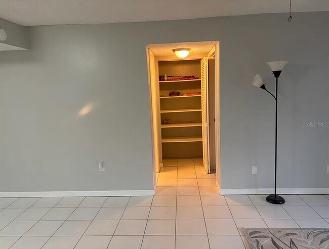 Building Photo - 810 Oakgrove Dr