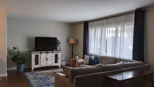 Foto del edificio - BEAUTIFUL MODERN 3 BED/2 BATH RANCHER IN E...