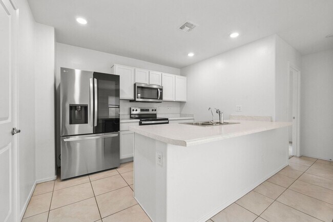 Building Photo - New home in Valencia Crossing!