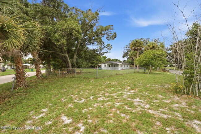 Building Photo - 2267 Robinhood Dr