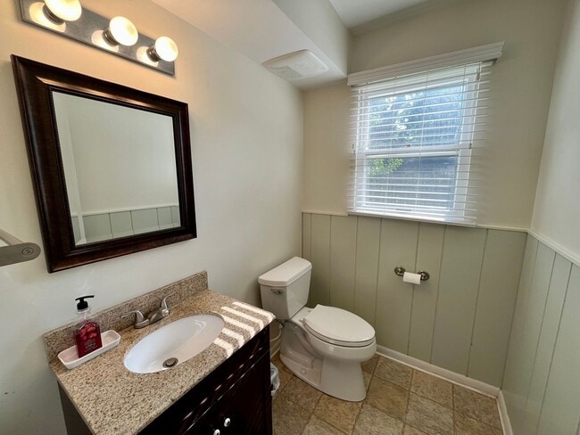 Building Photo - 3-bedroom, 1.5 bathroom unfurnished home in Saint Joseph