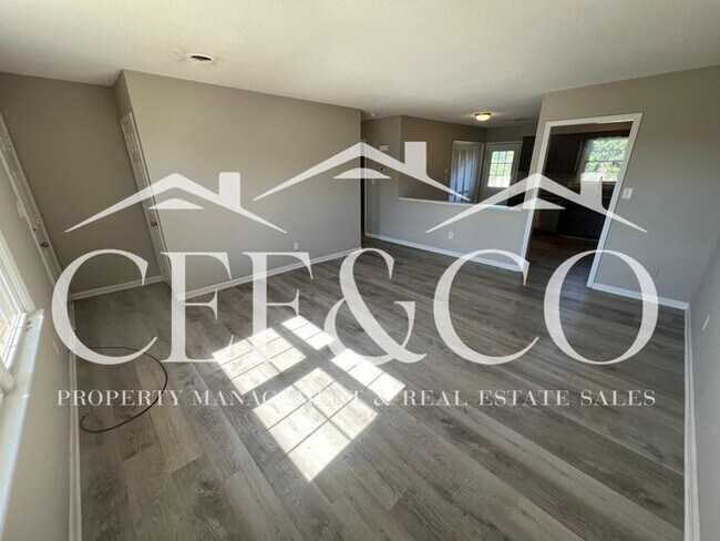 Foto del edificio - Conveniently located 2 bedroom 1 bathroom duplex now available!