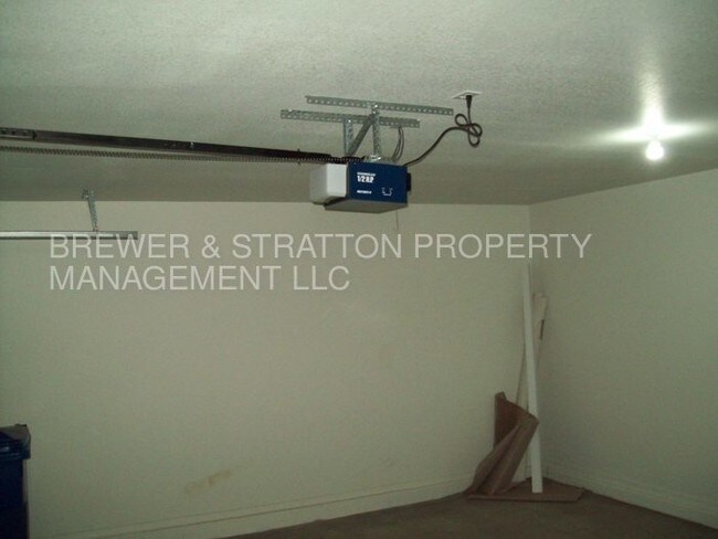 Building Photo - 18561 W Legend Dr
