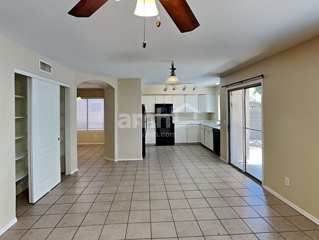 Foto del edificio - 12883 W Cambridge Ave