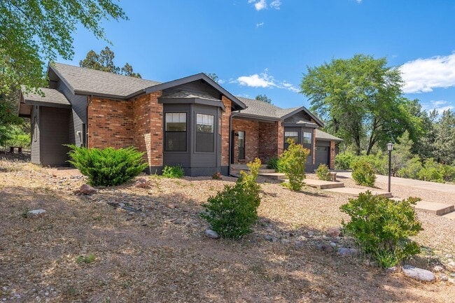 Building Photo - 908 S Manzanita Dr