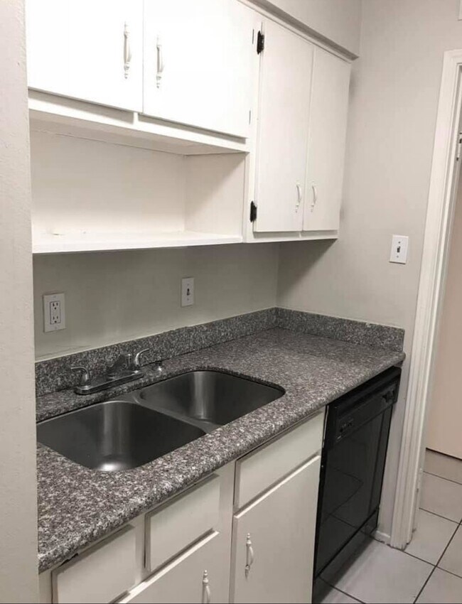 Building Photo - 6410 Del Monte Dr