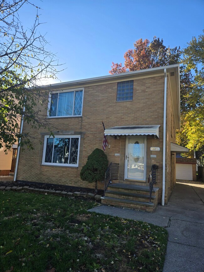 8221 Pelham - 8221 Pelham Dr