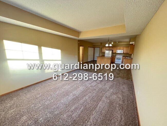 Foto del edificio - Huge End Unit Townhouse for October 1, Ope...