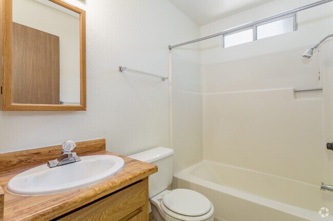 4HAB, 2BA - 1.450SF - Redwood Glen Apartments