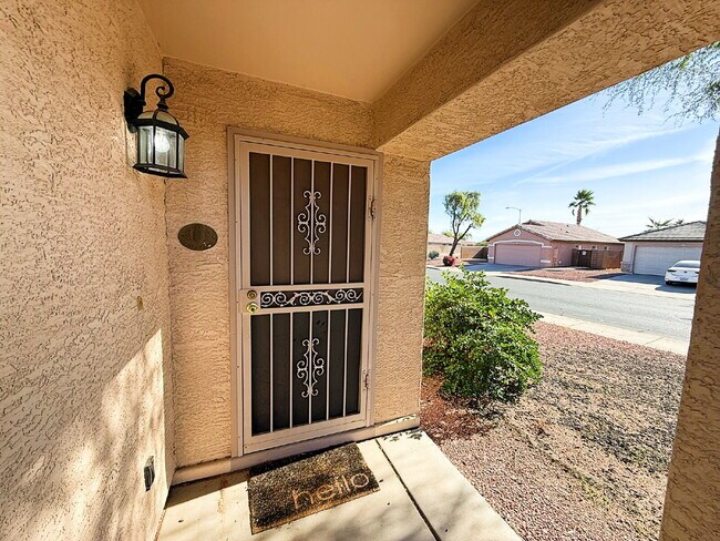 Foto del edificio - Well-maintained single-story home in the desirable Ashton Ranch community of Surprise.