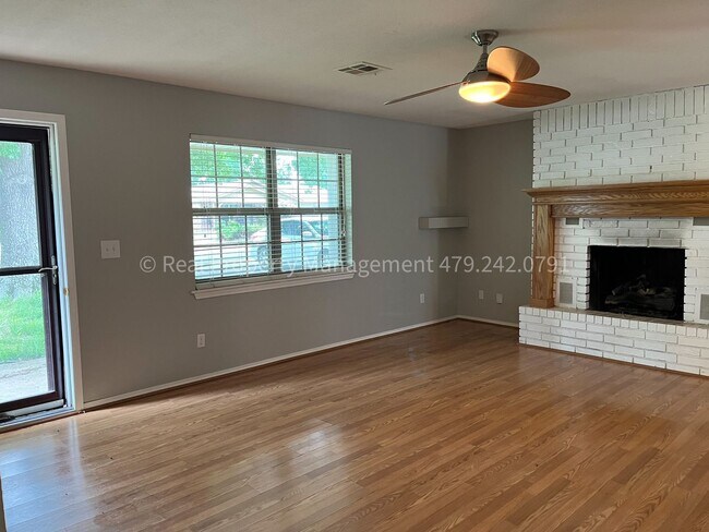 Foto del edificio - 218 N Spring Ave