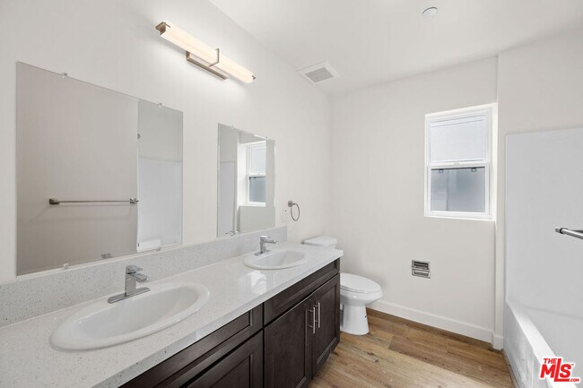 Foto del edificio - 7411 Artesia Blvd