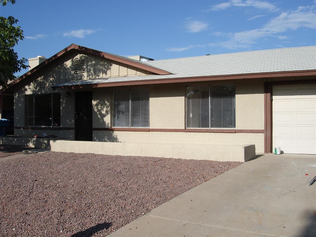 Foto principal - 3 Bedroom single level home- garage - fire...