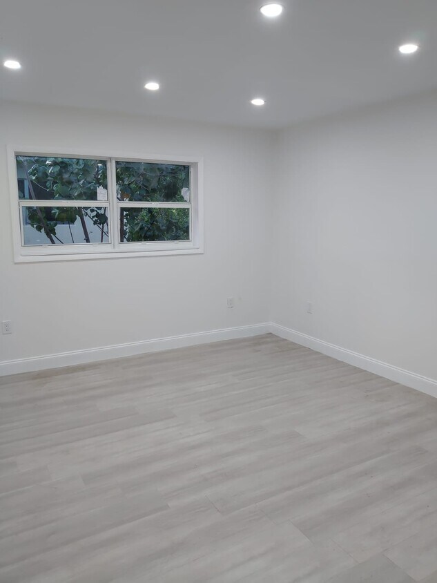 Building Photo - 2185 NE 169th St